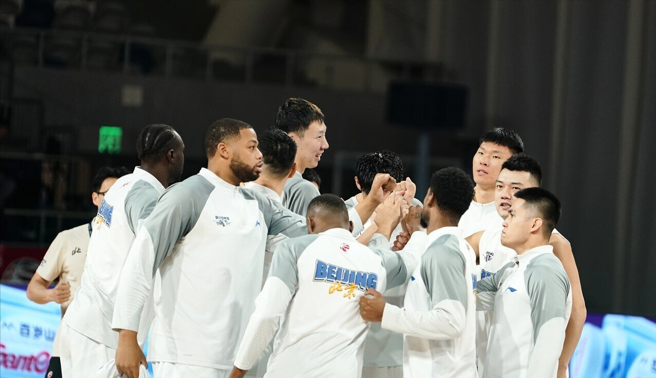 爱游戏官方入口-许利民怒批球员摆大牌！赛后整顿更衣室，怒批一人不是周琦而是他