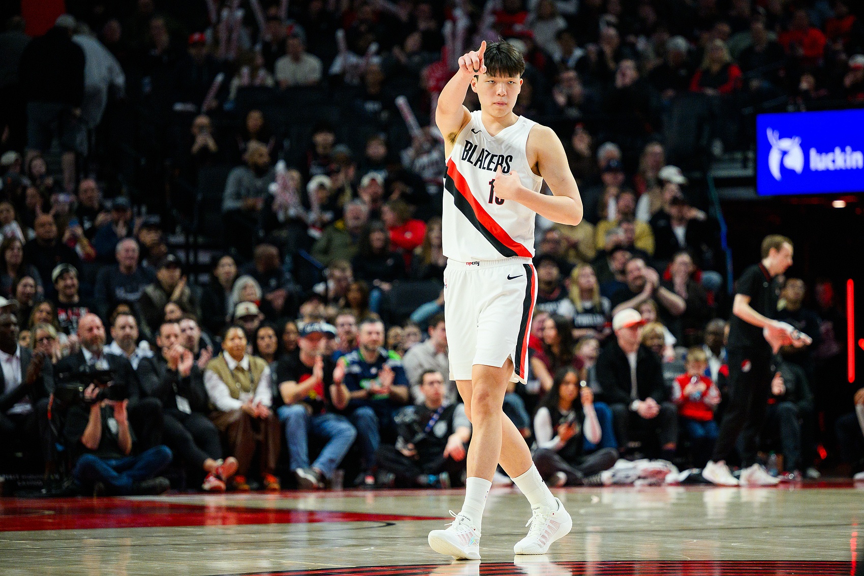 爱游戏-还要努力！杨瀚森共出战43场 场均7分钟2分1板&amp;命中率31%/12%/82%