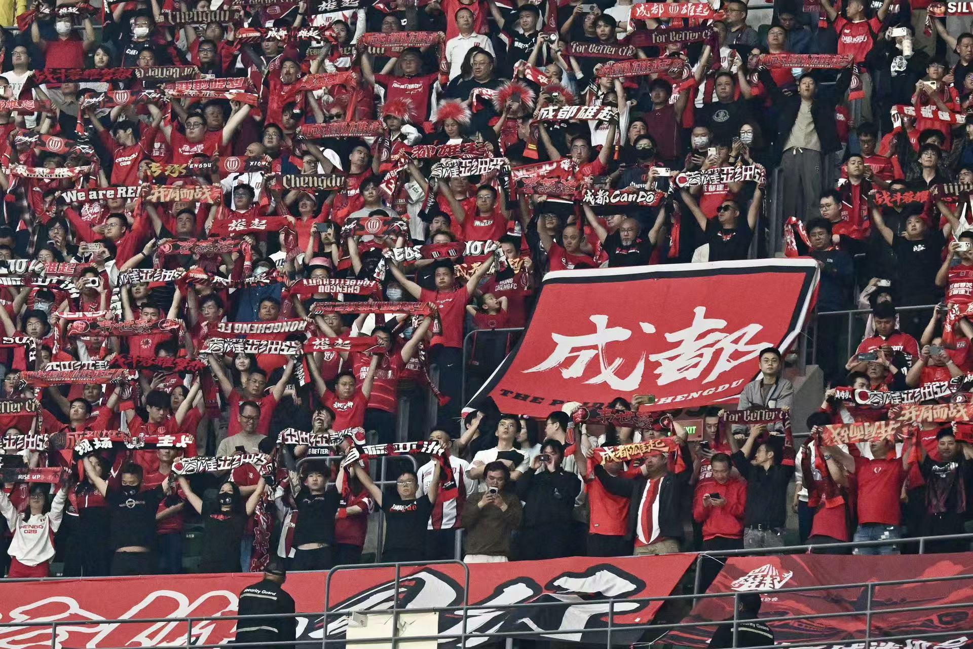 2400名成都“远征军”吼出“万人气势”,成都蓉城客场2比1绝杀北京国安!